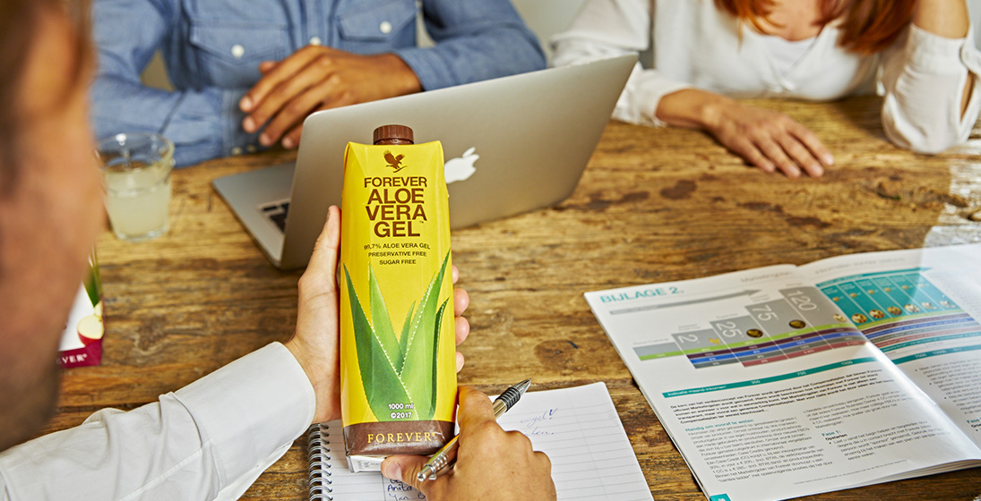 aloe forever bottiglia e penna.jpg